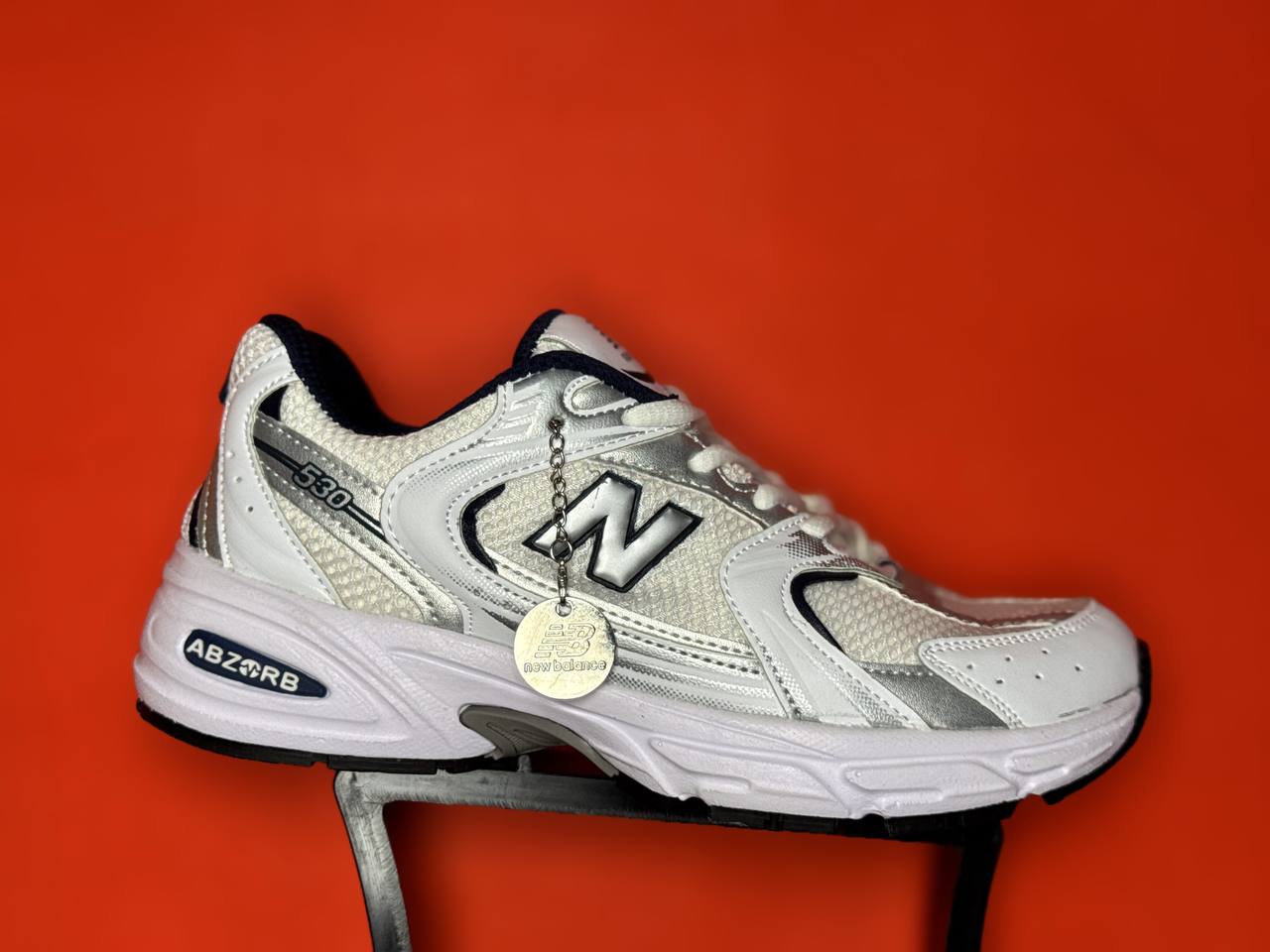 نیوبالانس ۵۳۰زنانه و مردانه زیره تیکه خورده سفید سرمه ای